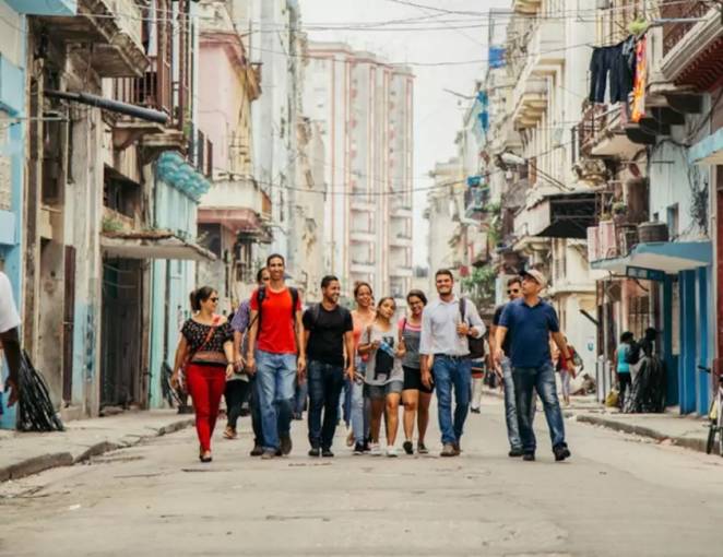 Havana on foot . Exploring in depth with economics professors
