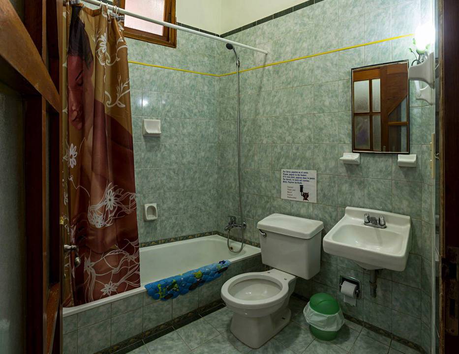 Casa Isabel y Grisel -
                                                Bathroom 1