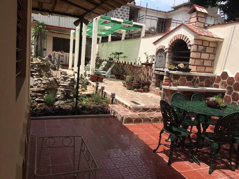 Casa Hostal Refugio de Reyes -
                                                Patio y Parrilla
