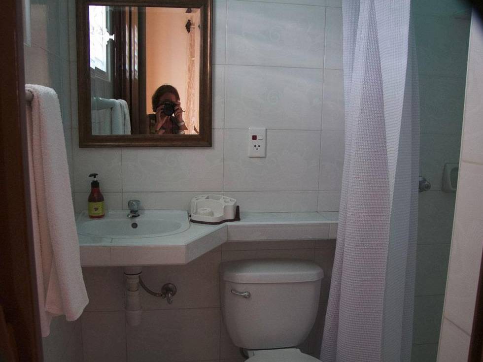 Hostal Iván y Lili -
                                                Bathroom 2