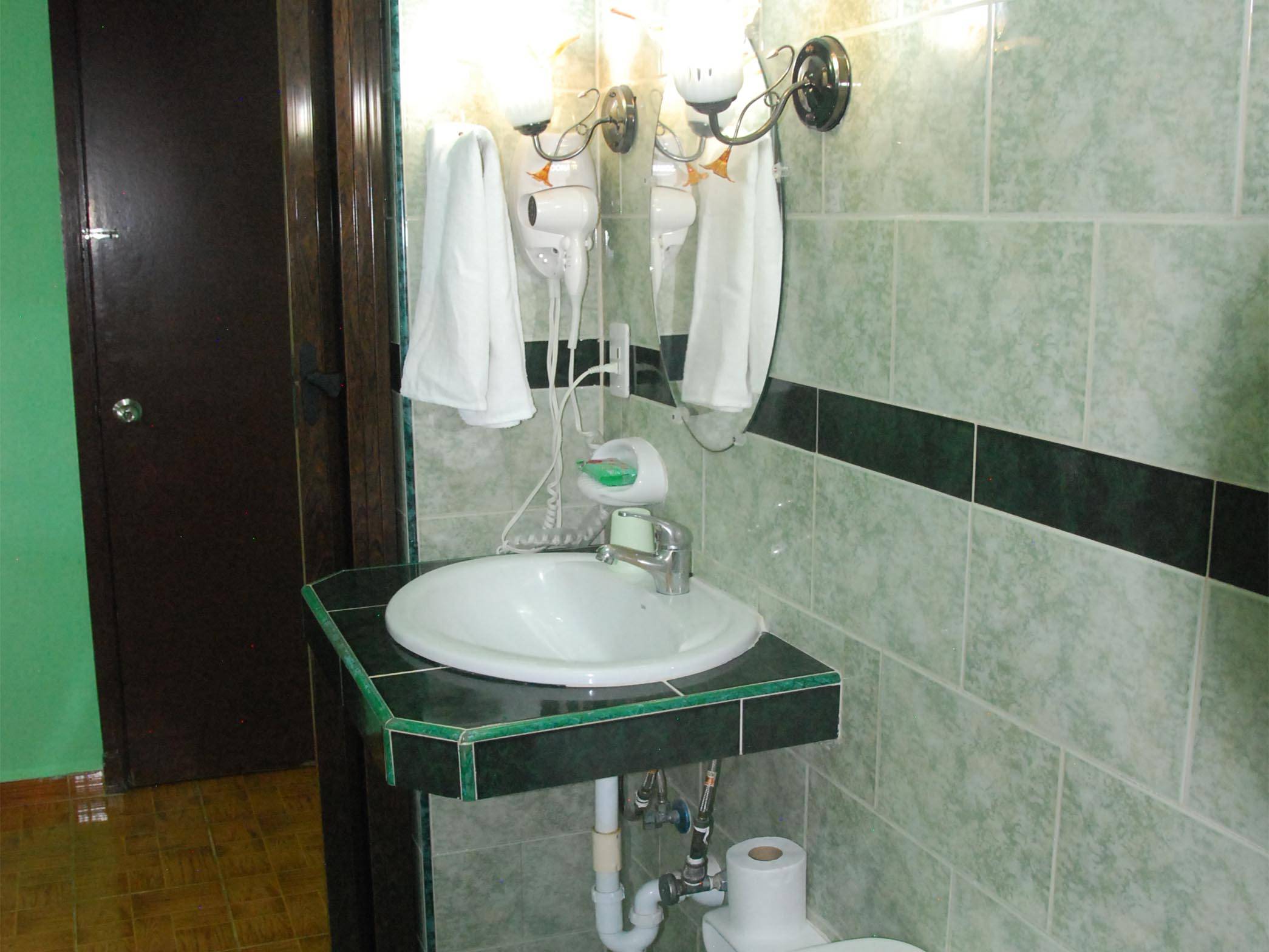 Casa Monzón -
                                                Bathroom 1
