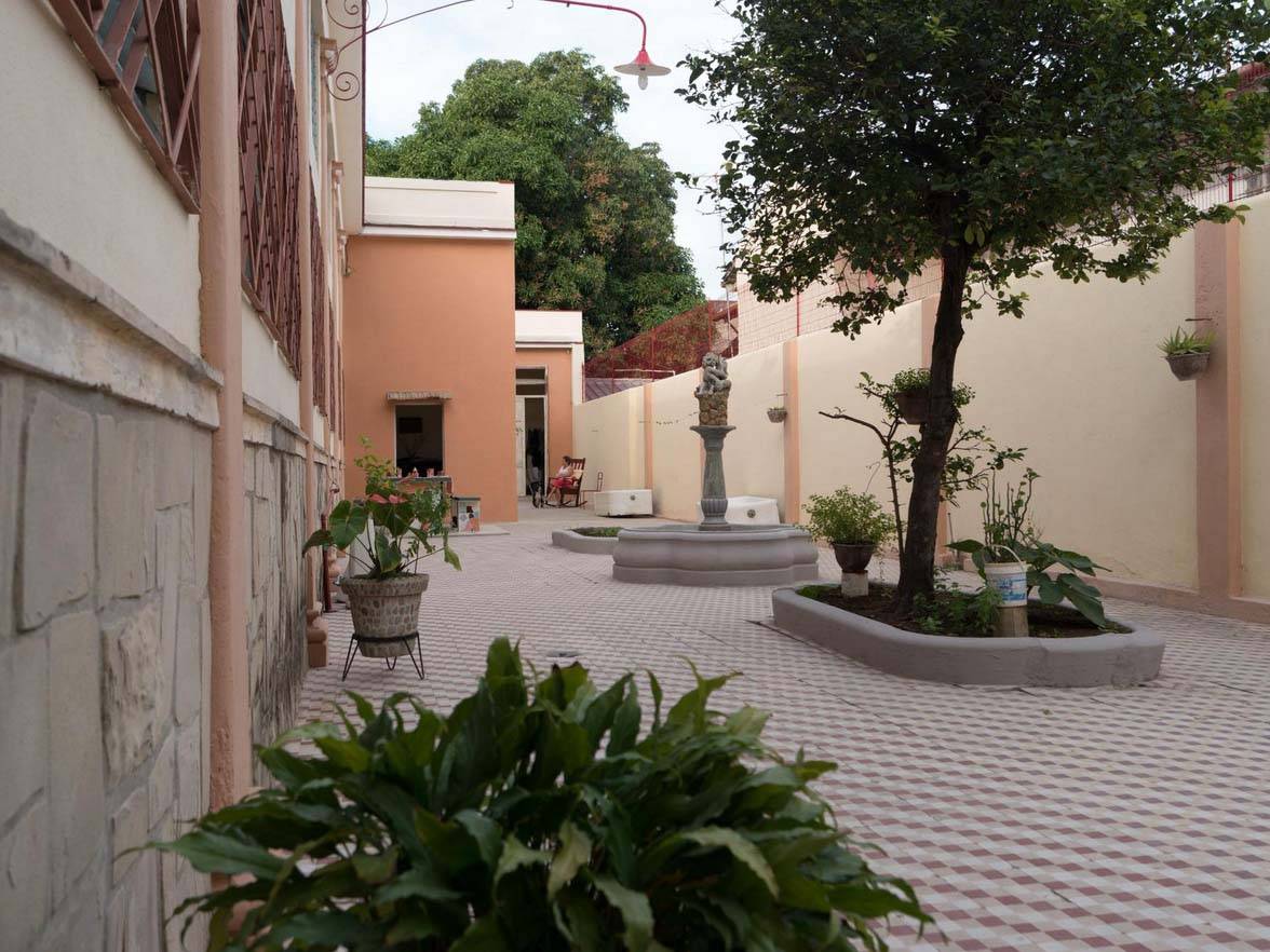 Casa Las Golondrinas -
                                                Courtyard