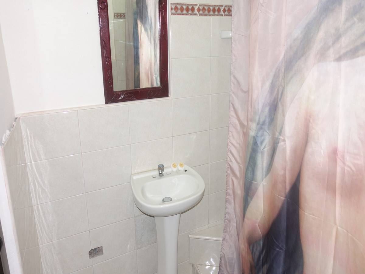 Hostal Tres Eles -
                                                Bathroom 1